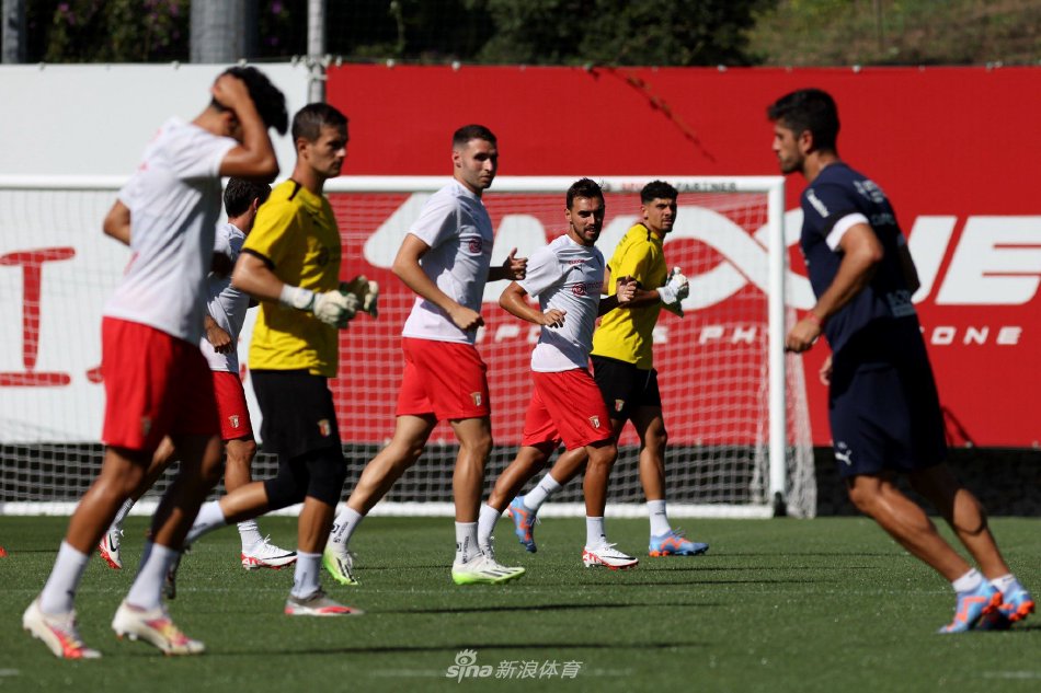 成鲜明反差 成鲜明反差